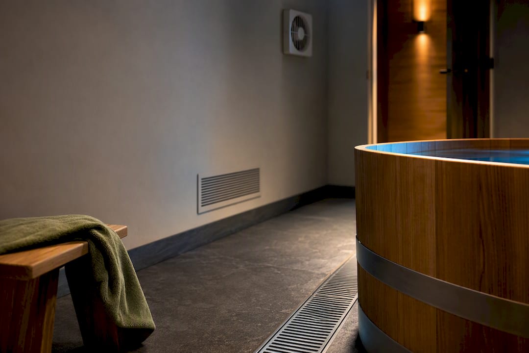 Indoor cold plunge room with floor drain